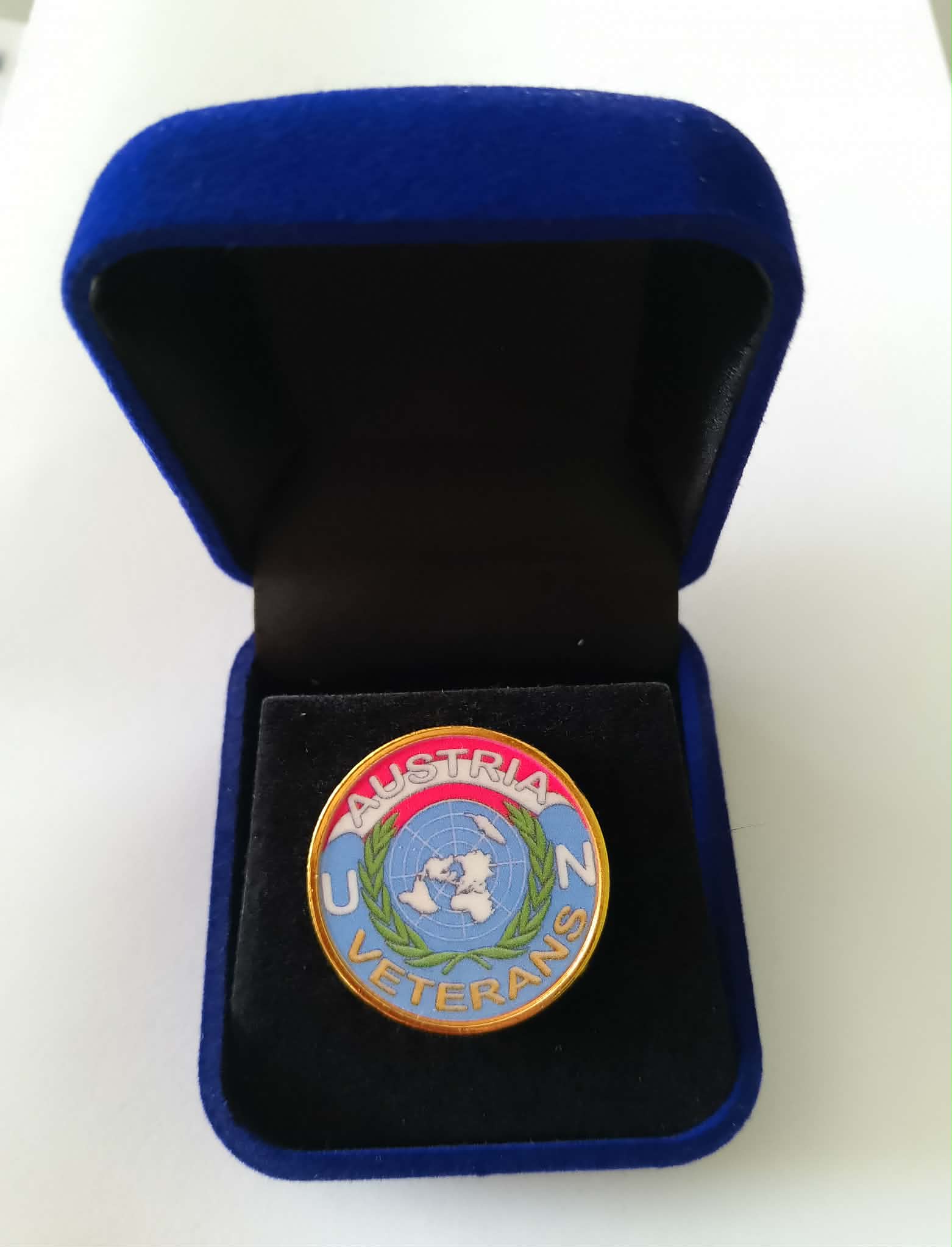 (Bild für) *Pin/Anstecknadel Austrian Veterans in der Geschenkbox